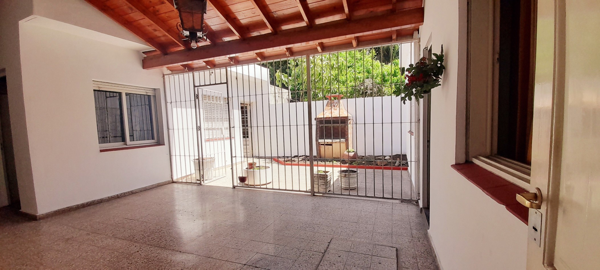 VENTA CASA 5 AMBIENTES CON COCHERA