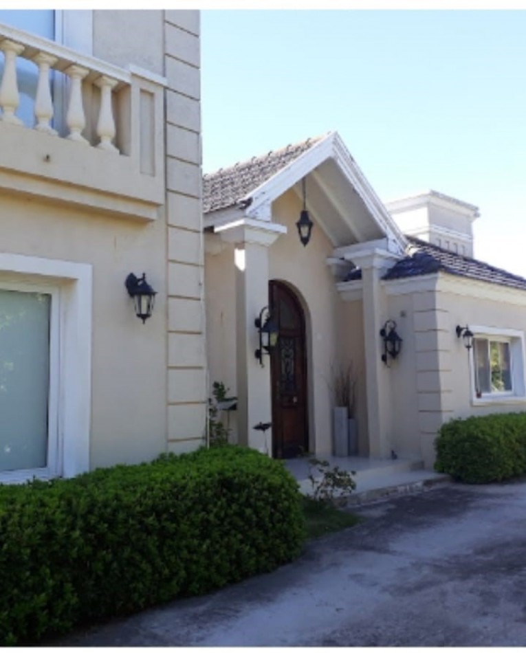 VENTA CASA 8 AMBIENTES EN FINCAS SAN VICENTE