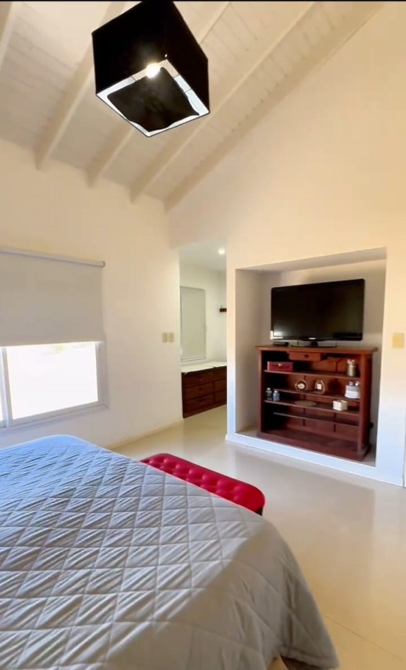 VENTA CASA 8 AMBIENTES EN FINCAS SAN VICENTE