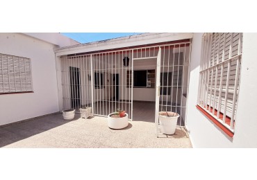 VENTA CASA 5 AMBIENTES CON COCHERA