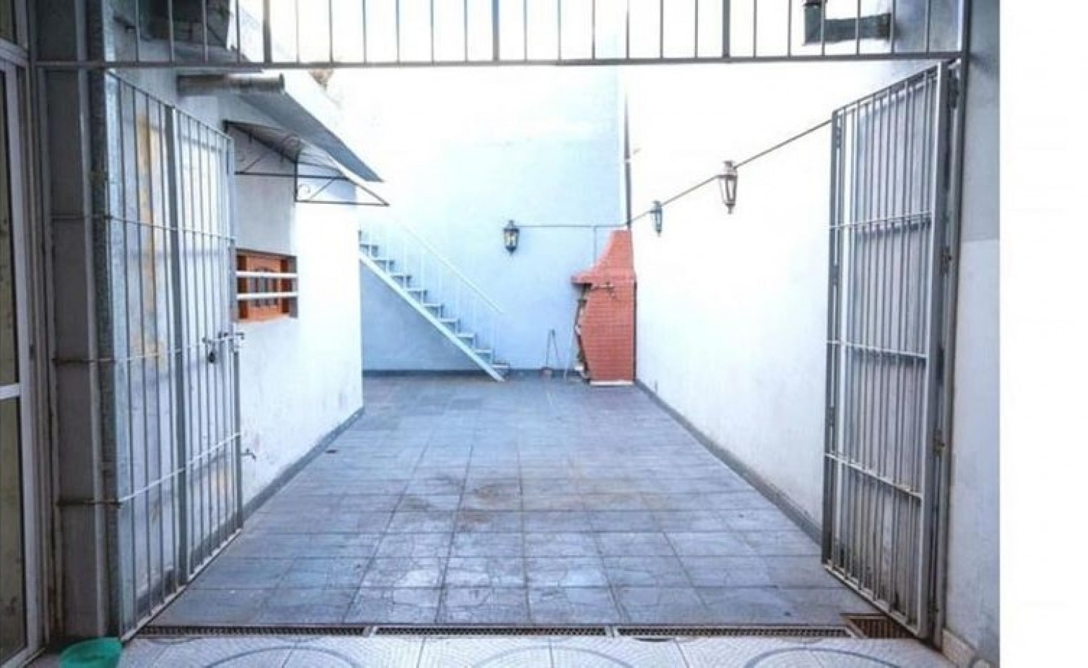 VENTA CASA 5 AMBIENTES CON GARAJE 4 AUTOS EN BARRIO NAON MATADEROS 